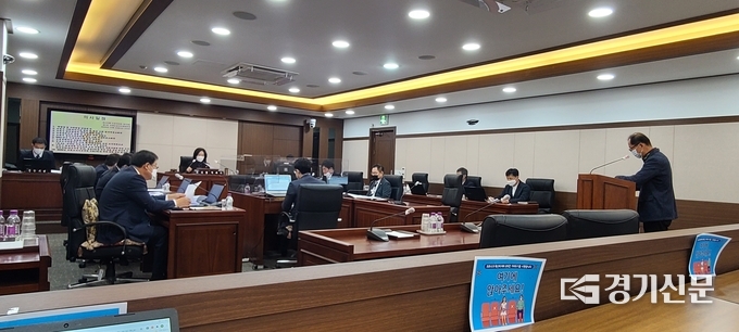 포천시의회 제153회 임시회 '조례특위'가 의원회의실에서 열리고 있다. 위원장은 박혜옥, 부 위원장은 연제창의원이다. (사진=문석완 기자)