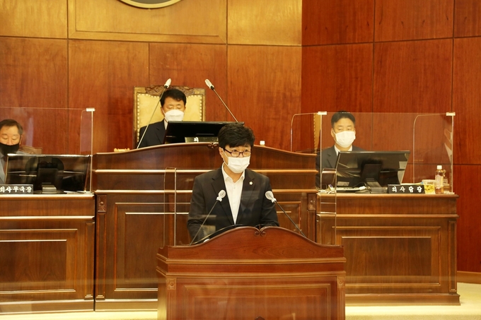 남양주시의회 신민철 의원이 23일 열린 제274회 임시회 제3차 본회의에서 5분 자유발언을 통해 집행부에 시의회와의 소통을 촉구하고 있다. (사진=남양주시의회 제공)