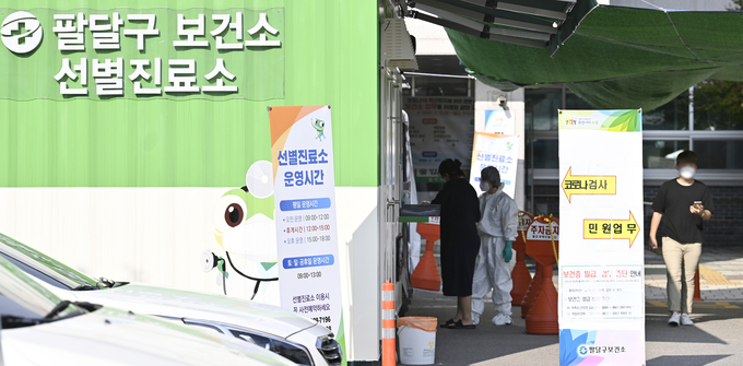 지난 22일 수원시 권선구에 거주하는 일가족 5명 전원이 코로나19 확진 판정을 받은데 이어 23일 접촉자 1명이 추가로 양성결과가 나왔다. 사진은 8월 24일 수원시 팔달구보건소 선별진료소에서 의료진들이 분주히 움직이고 있는 모습. (사진=황준선 수습기자) 