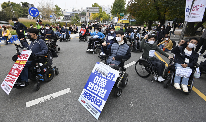 19일 경기장애인차별철폐연대는 수원시 팔달구 경기도청 앞에서 장애인 활동 보조 지원 확대를 요구하며 도청 앞 농성 중 사망한 故정정수 14주기 추모 집회와 장애인 권리 보장에 대한 집회를 진행했다. (사진 = 황준선 수습기자)