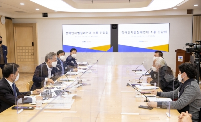22일 경기도청에서 이재명 도지사와 경기장애인차별철폐연대의 소통 간담회가 열렸다. (사진=경기도청 제공)