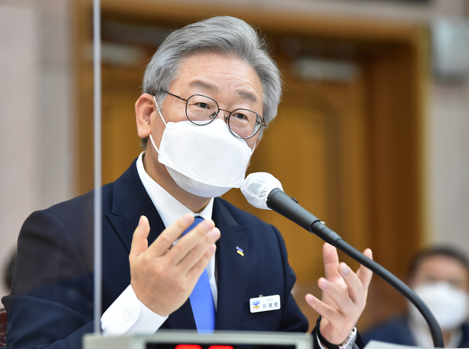 이재명 경기도지사가 19일 경기도청에서 열린 국회 행정안전위원회의 경기도에 대한 국정감사에서 의원 질의에 답변하고 있다(사진=공동취재단)