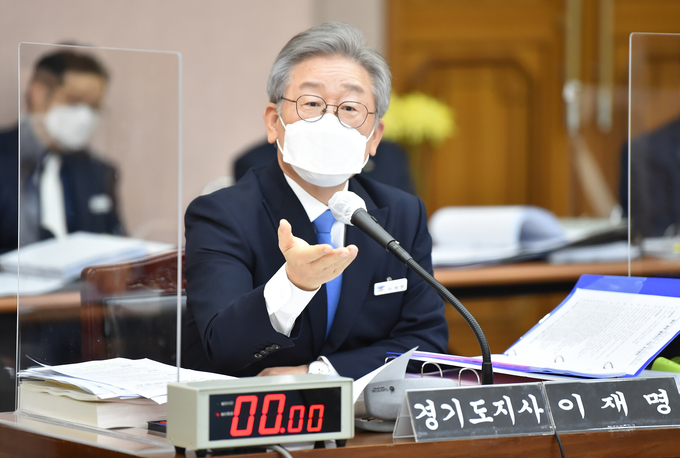 이재명 경기도지사가 19일 경기도 수원시 팔달구 경기도청에서 열린 국회 행정안전위원회의 경기도에 대한 국정감사에서 의원 질의에 답변하고 있다. (사진=공동취재단)