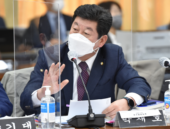 더불어민주당 박재호 의원이 19일 경기도 수원시 팔달구 경기도청에서 열린 국회 행정안전위원회의 경기도에 대한 국정감사에서 질의하고 있다. (사진 = 공동취재단)