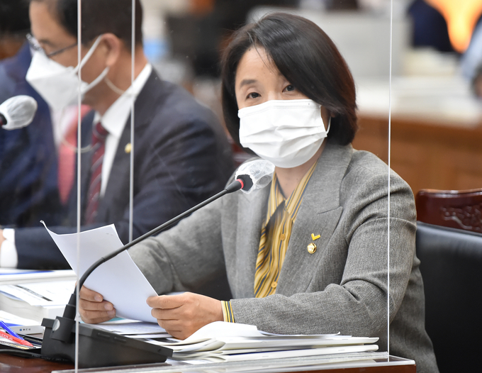 정의당 이은주 의원이 19일 경기도청에서 열린 국회 행정안전위원회의 경기도에 대한 국정감사에서 질의하고 있다.(사진=공동취재단)