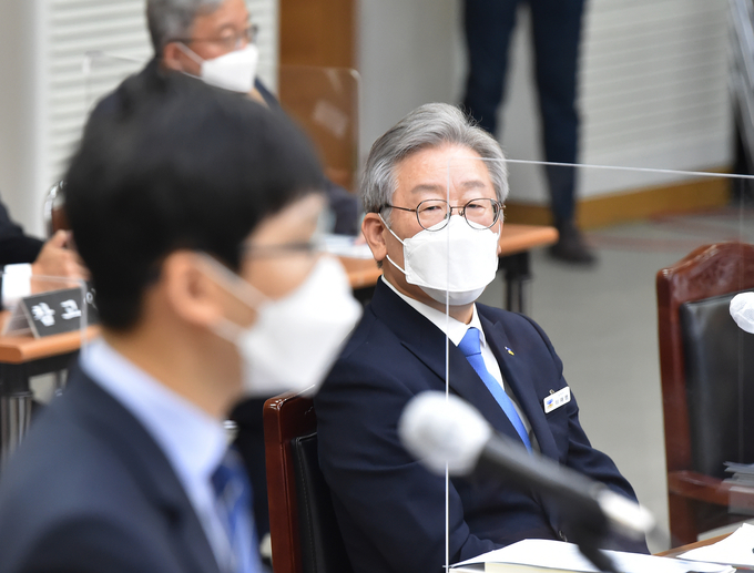 이재명 경기도지사가 19일 경기도청에서 열린 국회 행정안전위원회의 경기도에 대한 국정감사에서 증인으로 출석한 송경호 조세연구원 부연구위원의 답변을 경청하고 있다(사진=공동취재단)