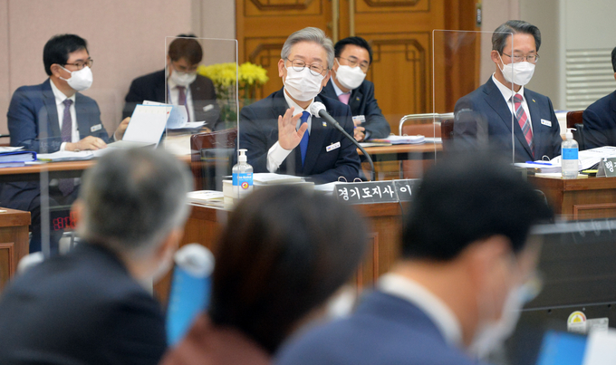 이재명 경기도지사가 20일 경기도 수원시 팔달구 경기도청에서 열린 국회 국토교통위원회의 경기도에 대한 국정감사에서 의원 질의에 답변하고 있다. (사진=사진공동취재단)