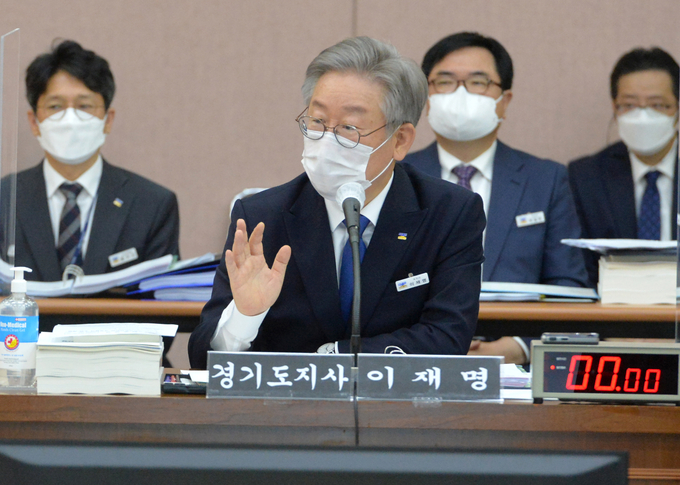 이재명 경기도지사가 20일 경기도청에서 열린 국회 국토교통위원회의 경기도에 대한 국정감사에서 의원 질의에 답변하고 있다.(사진공동취재단)