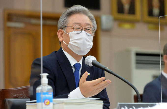 이재명 경기도지사가 20일 경기도 수원시 팔달구 경기도청에서 열린 국회 국토교통위원회의 경기도에 대한 국정감사에서 의원 질의에 답변하고 있다. (사진공동취재단)