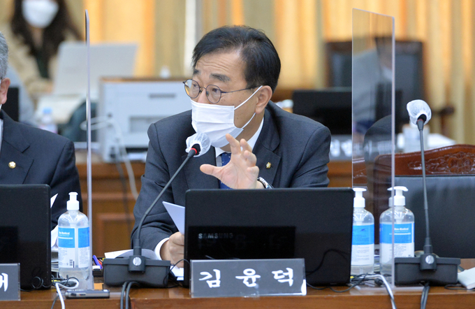 더불어민주당 김윤덕 의원이 20일 경기도청에서 열린 국회 국토교통위원회의 경기도에 대한 국정감사에서 질의하고 있다(사진=공동취재단)