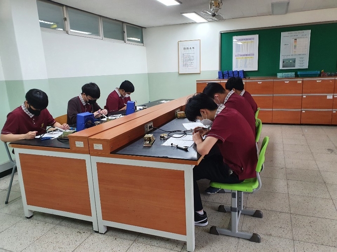 광테크전자과 학생들이 수업하는 모습. (사진=남양주공업고등학교 제공)