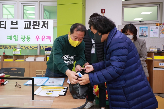 주민들이 수거해 온 아이스팩을 접수받고 있는 조광한 남양주시장. (사진=남양주시 제공)