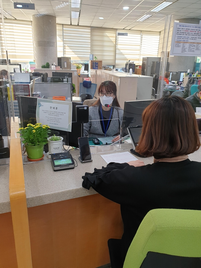 양주시가 코로나19로 부터 안전한 민원실 운영을 위해 양방향 마이크를 설치했다. (사진=양주시 제공)