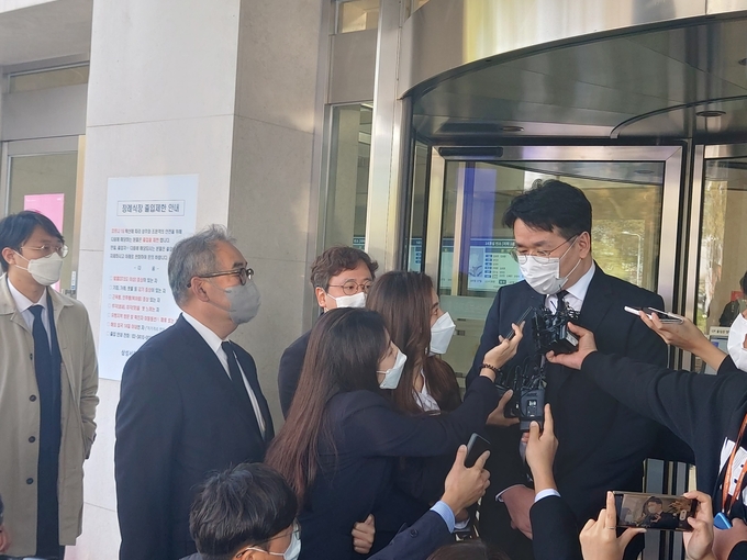 조원태 한진그룹 회장이 26일 삼성서울병원 장례식장 입구에서 취재진의 질문에 대답하고 있다. (사진=편지수 기자)