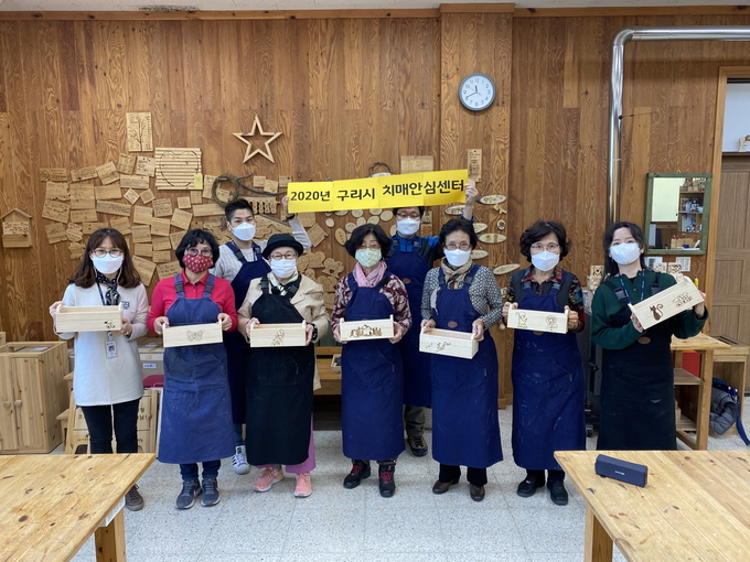 구리시 치매안심센터는 지난 23일 치매환자가족을 대상으로 경기도 가평 잣 향기 푸른숲에서 산림 치유 프로그램인 ‘숲 체험 힐링 나들이’를 실시했다. (사진=구리시 제공)