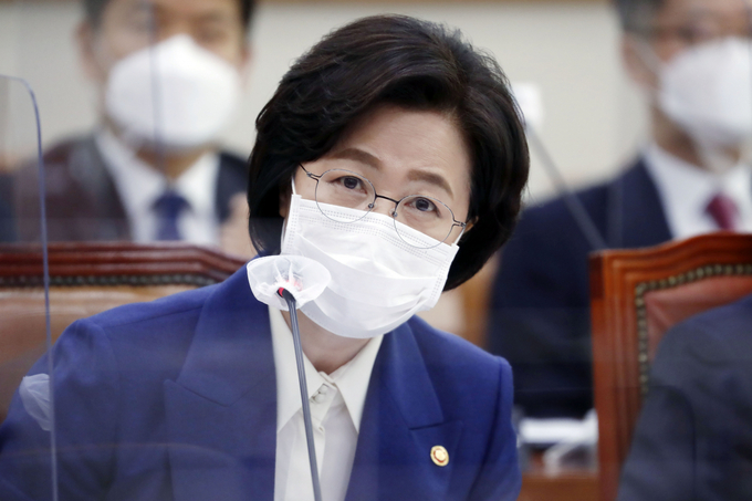 추미애 법무부 장관이 26일 오전 서울 여의도 국회에서 열린 법제사법위원회의 법무부, 대법원, 감사원, 헌법재판소, 법제처 종합감사에서 질의에 답하고 있다. (사진=연합뉴스) 