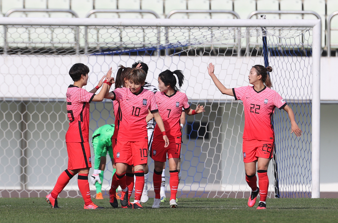 26일 파주스타디움에서 열린 신세계 이마트 후원 여자축구 국가대표팀과 U-20 대표팀의 스페셜 매치에서 국가대표팀이 두번쨰 골을 성공한 뒤 기뻐하고 있다. (사진=연합뉴스 제공)