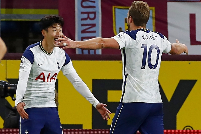 27일 영국 번리의 터프 무어에서 열린 2020~2021 프리미어리그(EPL) 6라운드 토트넘과 번리의 경기에서 토트넘 손흥민이 득점에 성공한 뒤 ‘단짝’ 해리 케인과 기쁨을 나누고 있다. (사진=연합뉴스 제공)