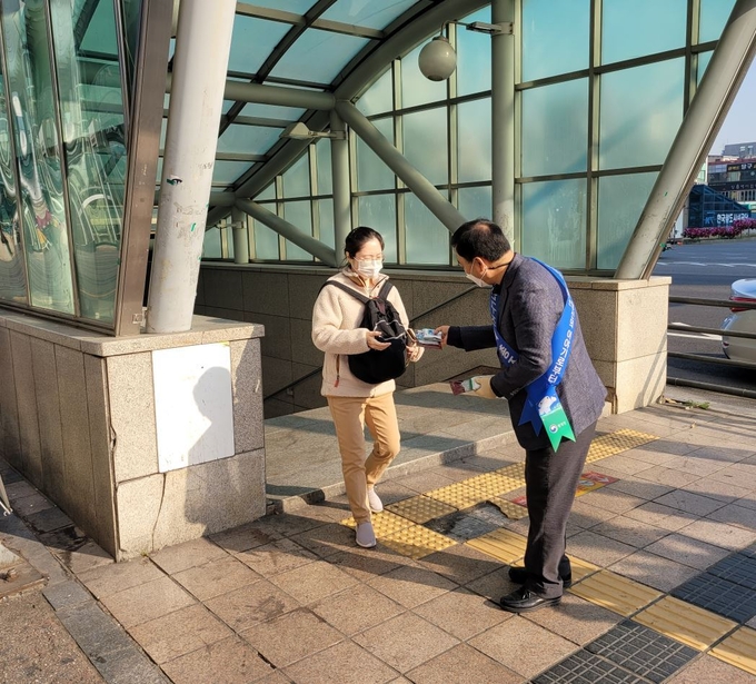통계청 수원사무소, 심평원 수원지원 직원들이 지난 26일 수원시청역 앞에서 청렴캠페인 활동을 펼치고 있다. (사진=경인지방통계청 수원사무소)