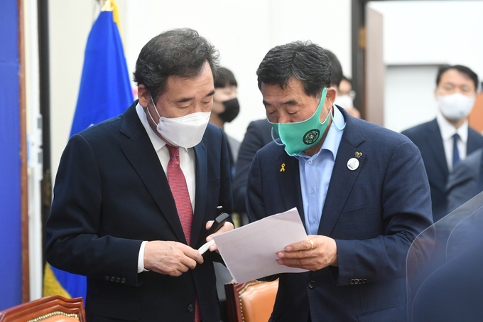 윤화섭 안산시장(오른쪽)이 지난 12일 국회 더불어민주당 대표실에서 이낙연 대표와 성범죄 재범방지대책과 관련한 대화를 나누고 있다. (사진=안산시 제공)