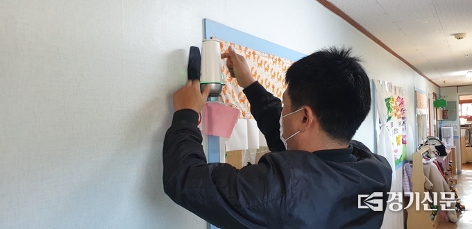 포천시가 관내 어린이집에 IoT(사물인터넷)를 이용한 실내공기질 상시측정센서를 부착하고 있다. (사진=포천시 제공)
