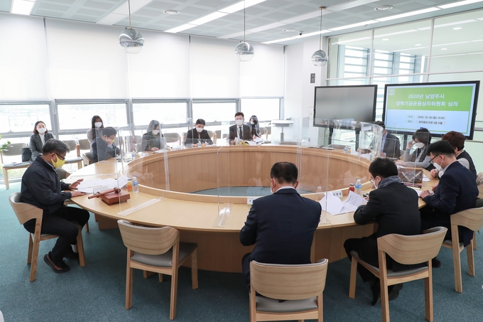 남양주시는 지난 26일 정약용도서관에서 ‘2020년 장학기금운용심의위원회’를 개최하고, 장학기금운용심의위원 6명에게 위촉장을 수여했다. (사진=남양주시 제공)
