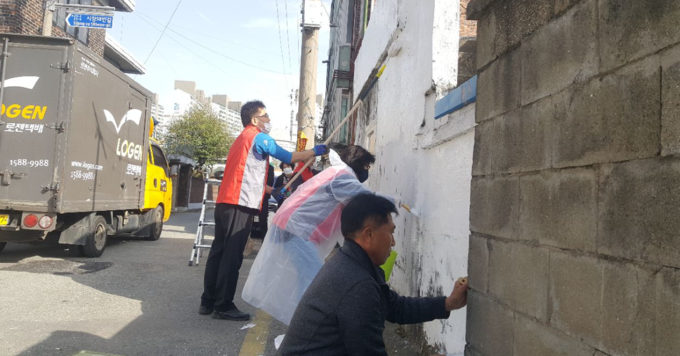 오산시 중앙동주민자치위원회는 지난 23일 중앙동 관내 마을가꾸기 행사를 실시했다. (사진=중앙동주민자치위원회 제공)
