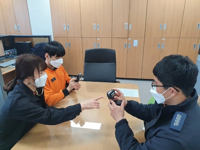 오산소방서는 구급대원 폭행 방지 등 원활한 구급활동을 위해 웨어러블 카메라를 보급했다. (사진=오산소방서 제공)