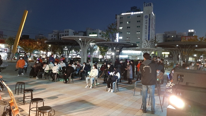 오산시는 지난 23일 오산역환승센터 광장에서 ‘발달장애인 마림바밴드와 함께하는 작지만 큰 음악회’ 버스킹 공연을 펼쳤다. (사진=오산시 제공)