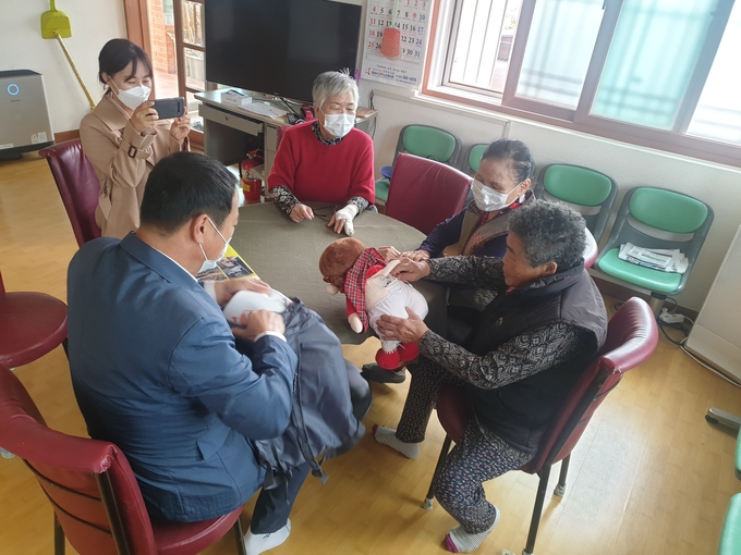 화성시는 최근 자살예방사업의 일환으로 AI 기술을 활용한 돌봄로봇 '효돌이, 효순이'를 자살고위험군 가구에게 전달했다. (사진 =화성시 제공)