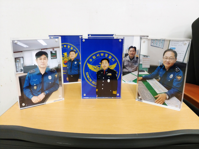 수원서부경찰서가 30년 이상 장기근무자를 대상으로 개인 사진첩을 전달했다. (사진=수원서부경찰서 제공)