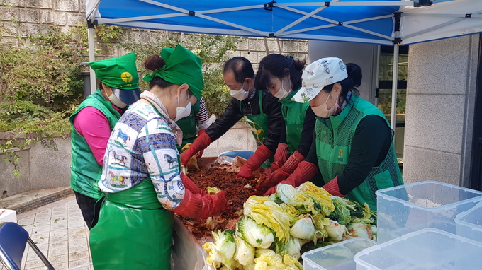 구리시 교문2동이 지난 26일 교문2동 새마을부녀회 주관으로 회원 25명이 참여한 가운데 ‘사랑 나눔 독거어르신 반찬(밑반찬, 김장김치) 만들어 드리기’를 진행하고 있다. (사진=구리시 제공)