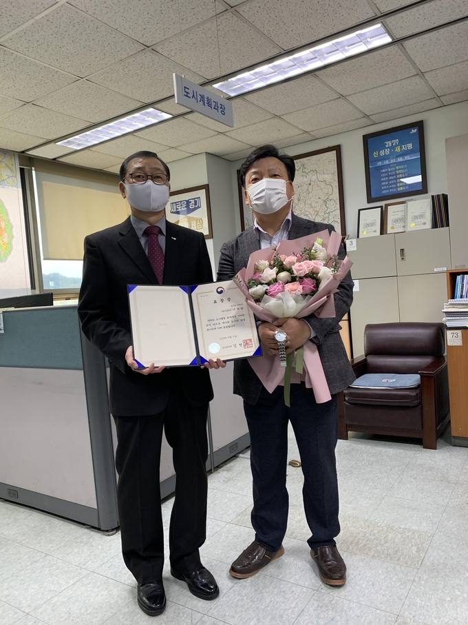 2020 대한민국 도시대상에서 국토교통부 장관상을 수상한 이학남 도시계획팀장.