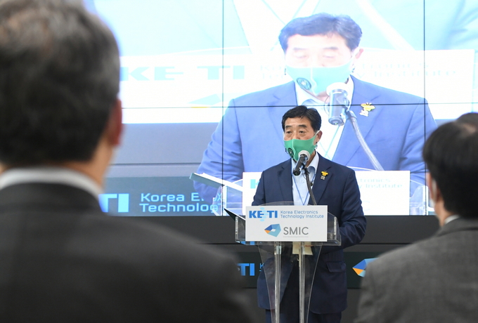 윤화섭 안산시장이 27일 반월·시화국가산업단지에서 열린 ‘스마트 그린산단 조성을 위한 공동선언식’에서 인사말을 하고 있다. (사진=안산시 제공)