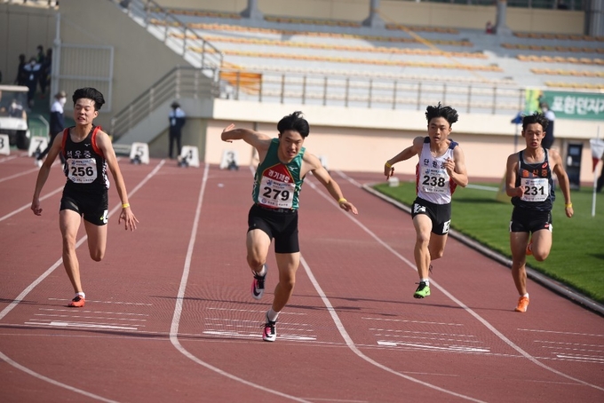 27일 충북 보은군 보은공설운동장에서 열린 제1회 전국 초·중·고등학교 학년별육상경기대회 남자중학 2학년부 100m 결승에서 차희성(경기체중·왼쪽 두번째)이 1위로 결승선을 통과하고 있다. (사진=경기도육상연맹 제공)