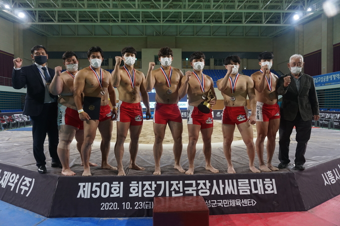 27일 경남 고성군 고성국민체육센터에서 열린 제50회 회장기 전국장사씨름대회 일반부 단체전 결승에서 준우승을 차지한 광주시청 선수단이 황경수 대한씨름협회 회장 직무대행(오른쪽)과 기념촬영을 하고 있다. (사진=대한씨름협회 제공)