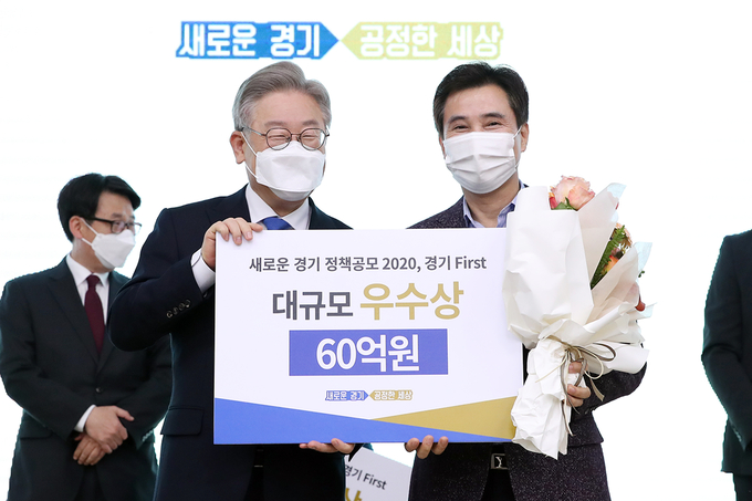 화성시가 ‘새로운 경기 정책공모 2020 경기 First’에서 대규모 사업부분 우수상을 수상하며 60억원의 특별조정교부금을 획득한 가운데 이재명 경기도지사와 서철모 시장이 기념촬영을 가졌다. (사진=화성시 제공)