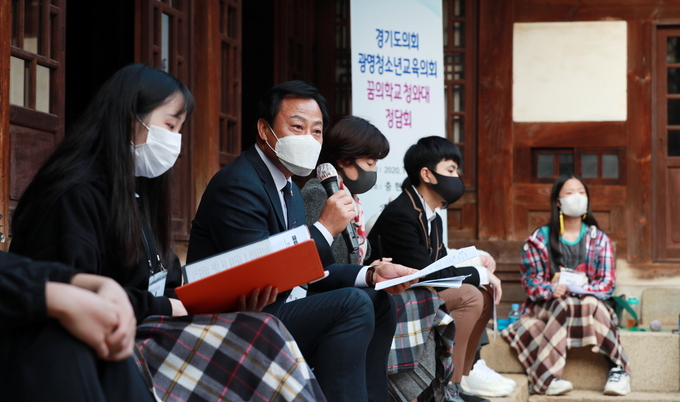 경기도의회 장현국 의장이 청소년들과 정담회를 진행하고 있다(사진=경기도의회 제공)