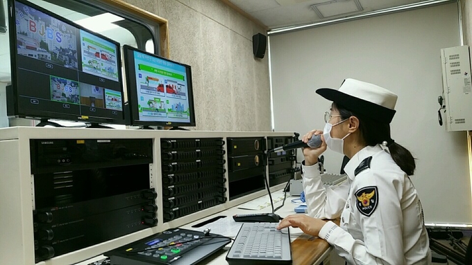 군포경찰서가 초등학교 1학년들을 대상으로 방송시설 이용 교통안전교육을 실시하고 있다.