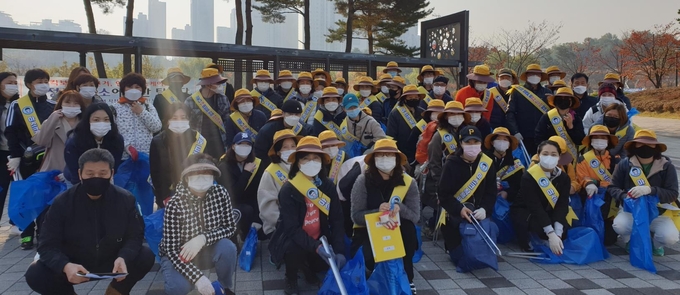 ‘파주, 더 좋은 알바’에 참여해 설명을 듣고 있는 참가자들. (사진=파주시 제공)
