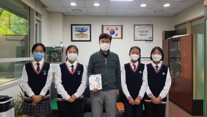 지난 19일 반송중학교‘탄요 지역유적지 홍보 동아리’ 학생들이 탄요 유적지에 대한 정책 제안과 홍보물 전달을 위해 동탄2동 행정복지센터를 방문했다. (사진=화성오산교육지원청 제공)
