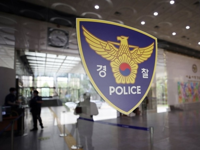 김포에서 길을 가던 행인의 얼굴을 주먹으로 때리고 다른 행인에게 흉기를 휘두른 남성 A(63)씨가 특수상해 등 혐의로 경찰조사를 받고 있다. (사진=연합뉴스 제공)