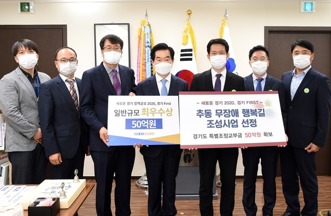 안병용 의정부시장(중앙)과 관계 간부들이 수상을 자축하고 있다