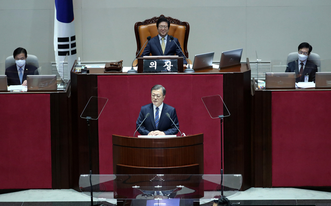 문재인 대통령이 28일 오전 국회 본회의장에서 시정연설을 통해 각분야에 대한 대책등을 밝히고 있다.(사진=연합뉴스)