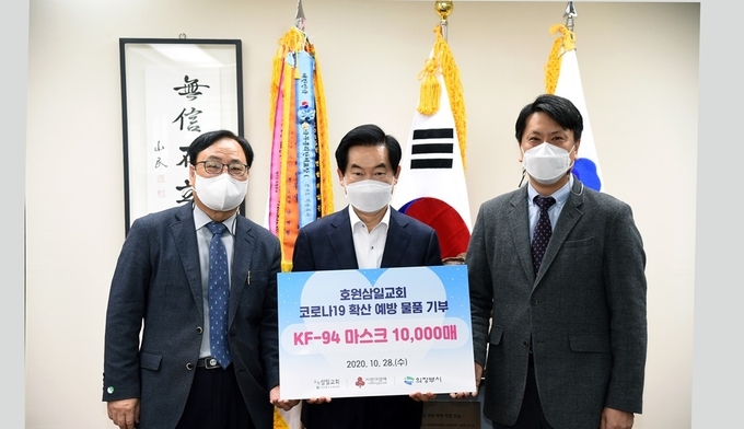 호원교회 박성민 목사 일행이 안병용 의정부시장실을 찾아 마스크를 전달하고 있다.