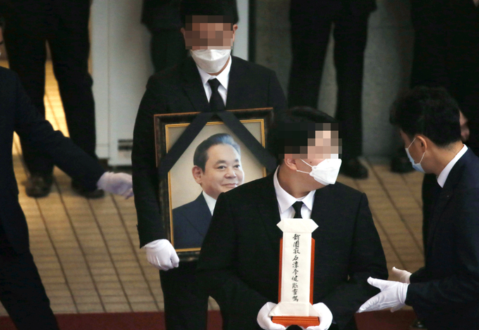 고(故) 이건희 삼성그룹 회장의 발인식이 28일 오전 서울 강남구 삼성서울병원 장례식장에서 엄수된 가운데 유가족과 관계자들이 고인의 영정을 모시고 있다. (사진=사진공동취재단)