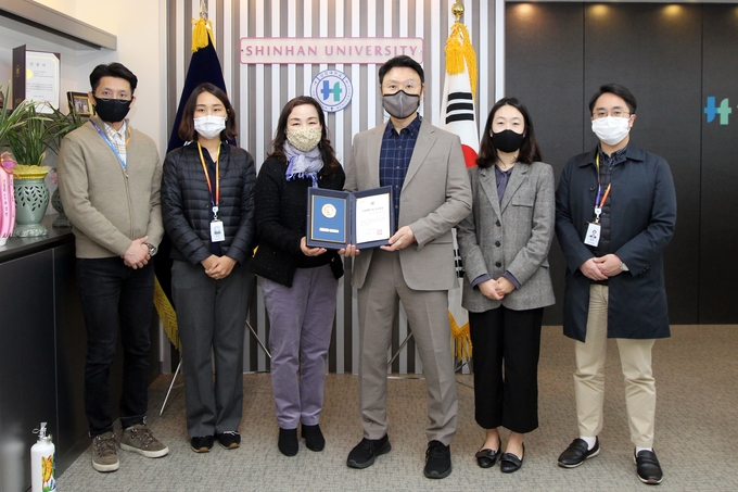 신한대 강성종 총장(중앙)과 교직원들이 경기도지사 상패를 들고 기념사진을 찍고 있다. (사진=신한대 제공)
