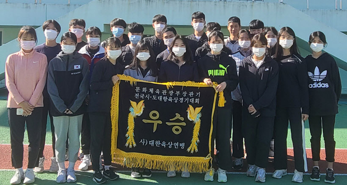 양주시 학교운동 육상부가 단체사진을 찍고 있다.