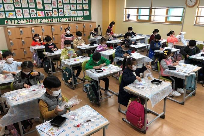구리남양주교육지원청은 이달 26일부터 11월 20일까지 남양주시농업기술센터와의 협업으로 ‘2020 찾아가는 지역특화 슬기로운 체험학습’ 비대면 체험꾸러미를 관내 37교 3320여 명 학생들에게 전달한다. (사진=구리남양주교육지원청 제공)