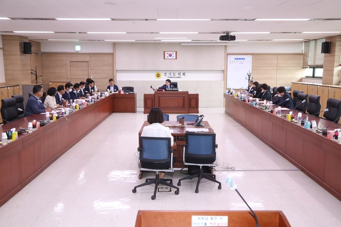 경기도의회 윤리특별위원회 소속 의원들이 회의를 진행하고 있다(사진=경기도의회 제공)